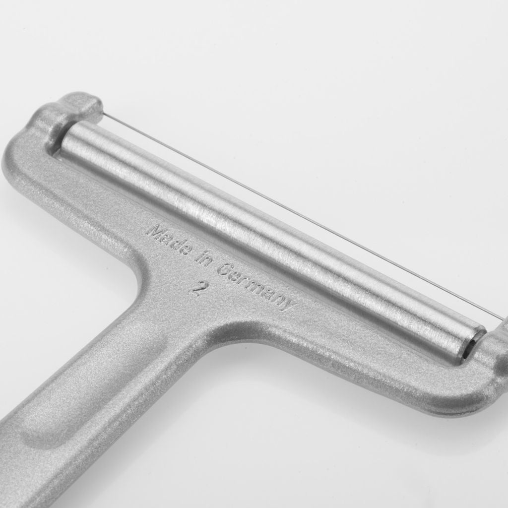 Klassisk ostehøvl med rulle. 10,9 cm. Retro-look