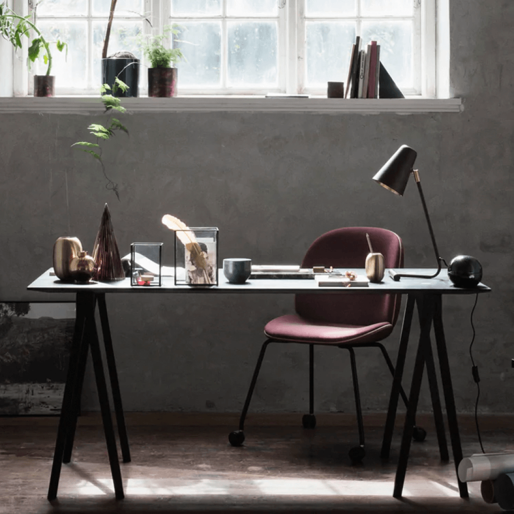 Balance bordlampe i sortlakeret metal med inderskærm i mat messing fra H. Skjalm P.. Design: H. Skjalm P.