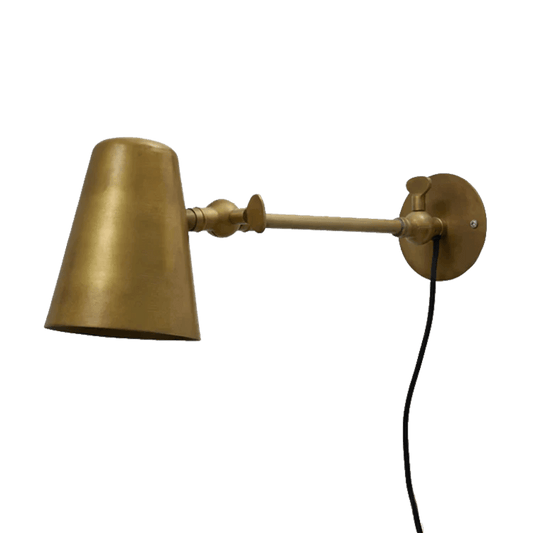 Vala Long væglampe i rå messing fra H. Skjalm P.. Design: H. Skjalm P.
