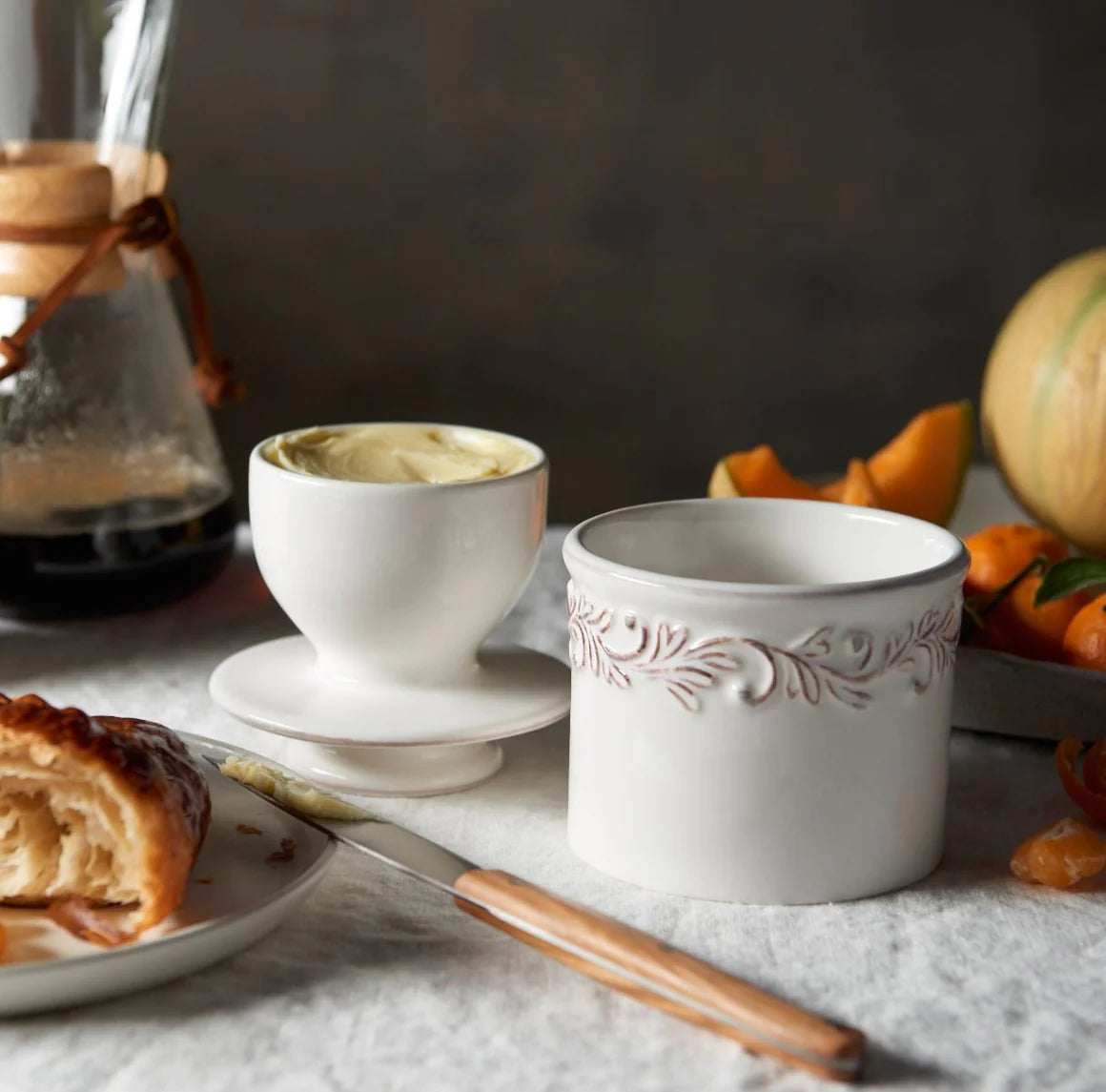 Smørkrukke i hvid med dekoration ved kanten morgenmad