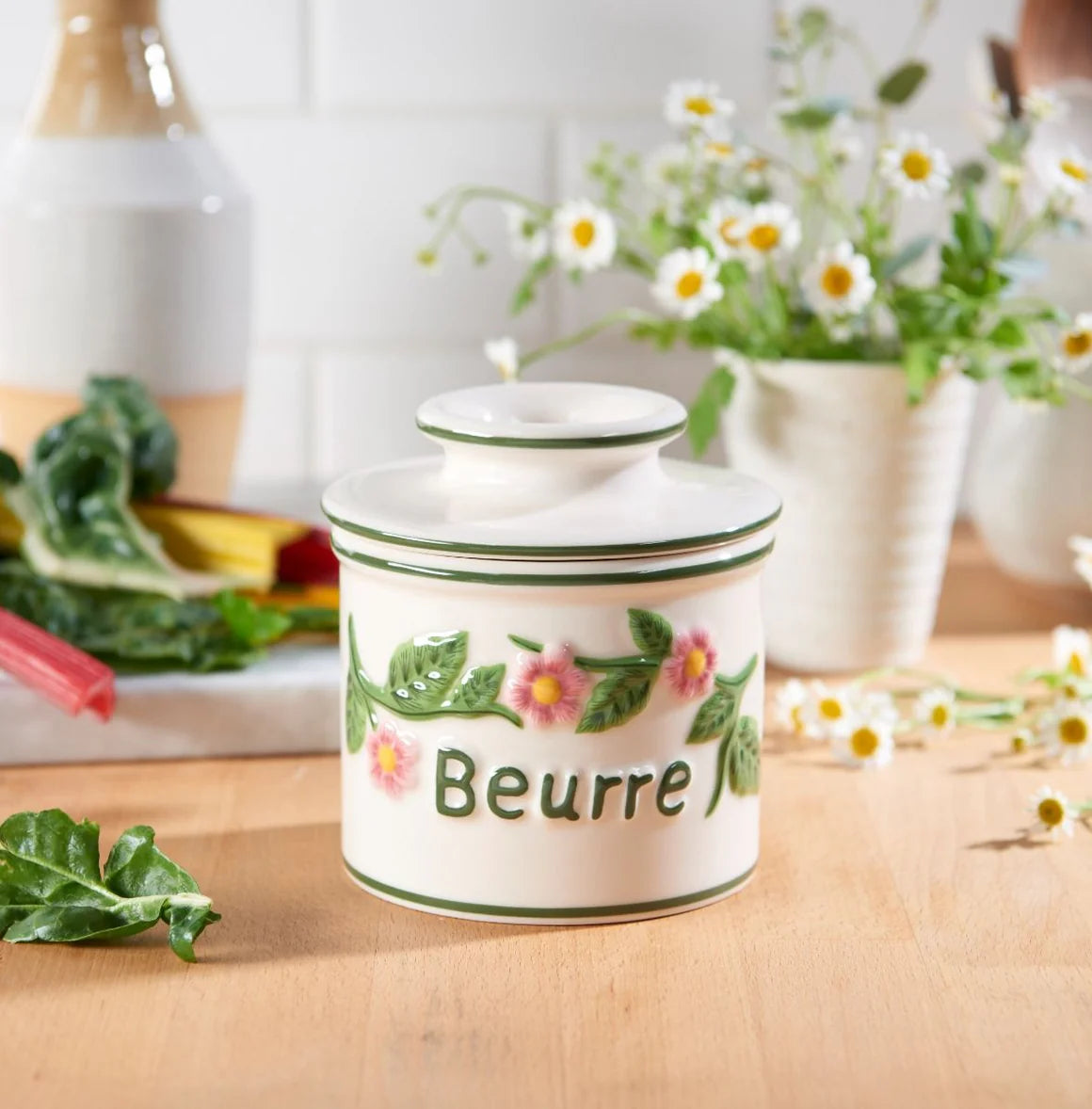 Smørkrukke med vand, blomster