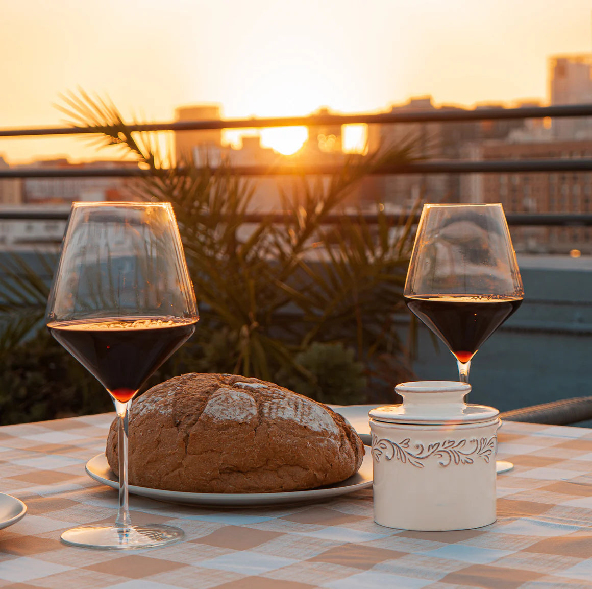 Smørkrukke med vand, hvid bladrænke
