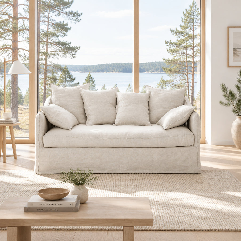 Cassis 2 pers. sovesofa i nordisk lyst hjem med udsigt over fjord
