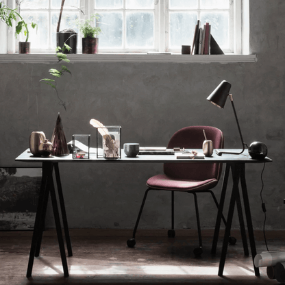 Balance bordlampe i sortlakeret metal med inderskærm i mat messing fra H. Skjalm P.. Design: H. Skjalm P.