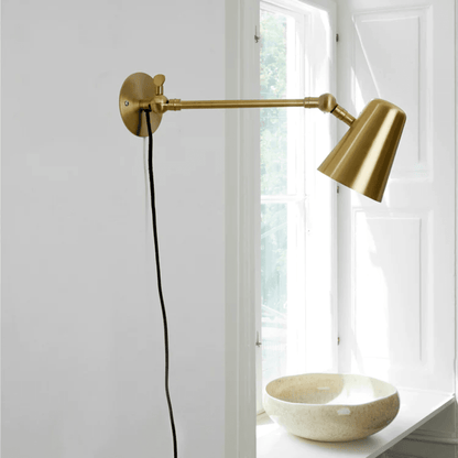Vala væglampe i mat messinf fra H. Skjalm P. Design: H. Skjalm P.