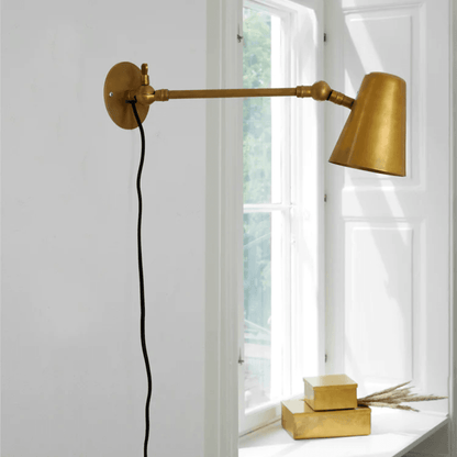 Vala Long væglampe i rå messing fra H. Skjalm P.. Design: H. Skjalm P.