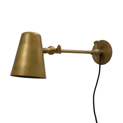 Vala Long væglampe i rå messing fra H. Skjalm P.. Design: H. Skjalm P.
